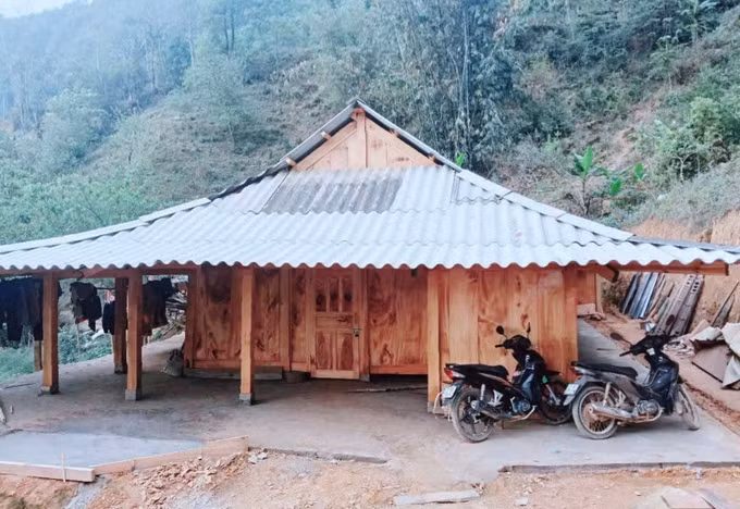 Đến ngày 9/5/2025, huyện Trạm Tấu là địa phương đầu tiên hoàn thành công tác xóa nhà tạm, nhà dột nát tại 11 xã trong toàn huyện. Ảnh: Tiến Khánh/TTXVN