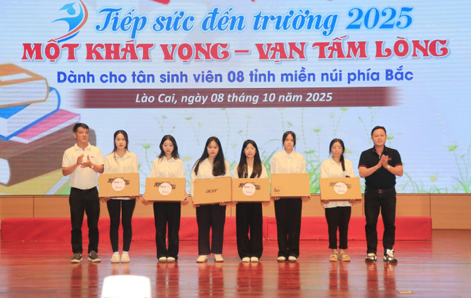 Trao tặng 6 máy tính xách tay cho các tân sinh viên có hoàn cảnh khó khăn vươn lên trong học tập. hoc-bong2-0810.jpg
