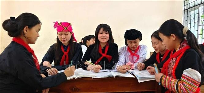 Em Hoàng Thị Bích Ngọc (thứ 3, trái) ôn bài cùng các bạn trên lớp. Ảnh: TTXVN phát ha-giang2-100525.jpg