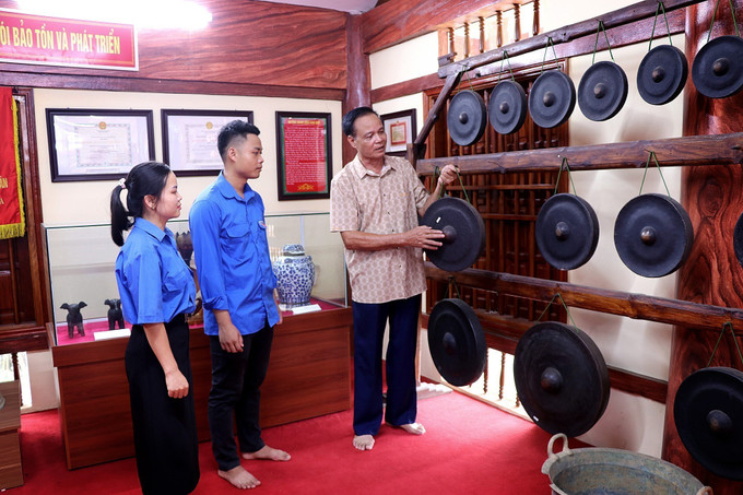 Ông Bùi Văn Nhen, cán bộ quản lý khu di tích mong muốn thế hệ trẻ gìn giữ và bảo tồn giá trị văn hóa bản địa. chien-khu3-2008.jpg