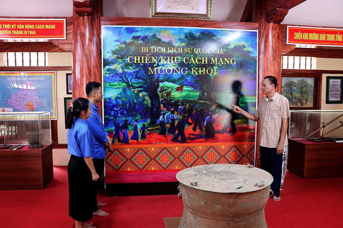 Ông Bùi Văn Nhen, cán bộ quản lý khu di tích, giới thiệu lịch sử Chiến khu cách mạng Mường Khói cho thế hệ trẻ. chien-khu2-2008.jpg