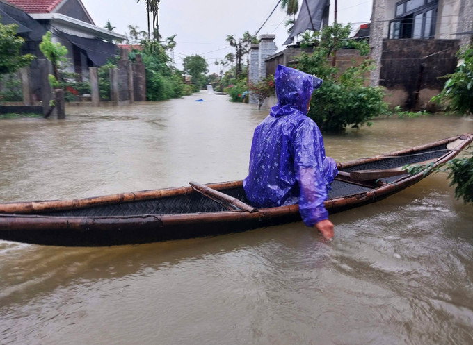 Nước ngập sâu, người dân phải di chuyển bằng thuyền. Ảnh: Tường Vi/TTXVN tp-hue-130625.jpg