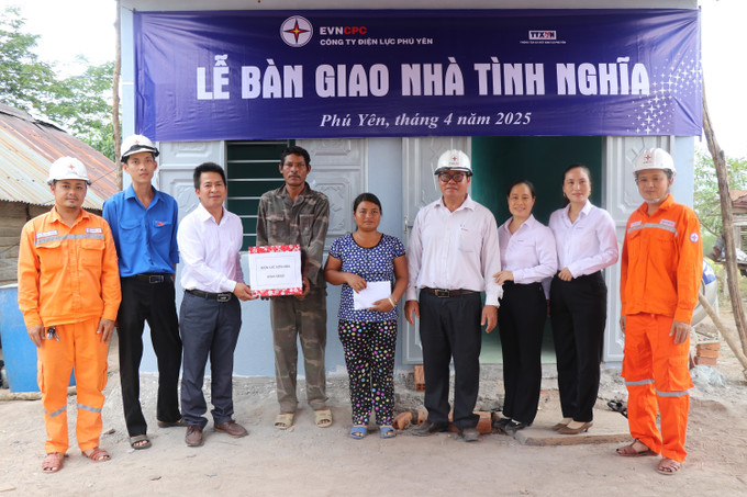 Điện lực Phú Yên chung tay thực hiện Chương trình Xóa nhà tạm, nhà dột nát. Ảnh: Tường Quân/TTXVN phu-yen1-2605.jpg