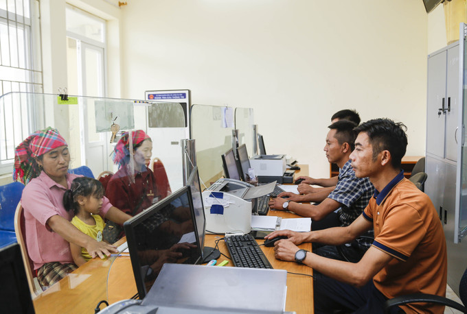 Người dân đến làm thủ tục tại Trung tâm phục vụ hành chính công xã biên giới Sín Thầu, tỉnh Điện Biên. Ảnh: Trung Kiên/TTXVN sin-man3-2107.jpg