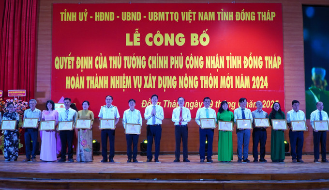 Khen thưởng các tập thể có đóng góp tích cực tiêu biểu trong xây dựng nông thôn mới ở tỉnh Đồng Tháp. dong-thap2-2906.jpg