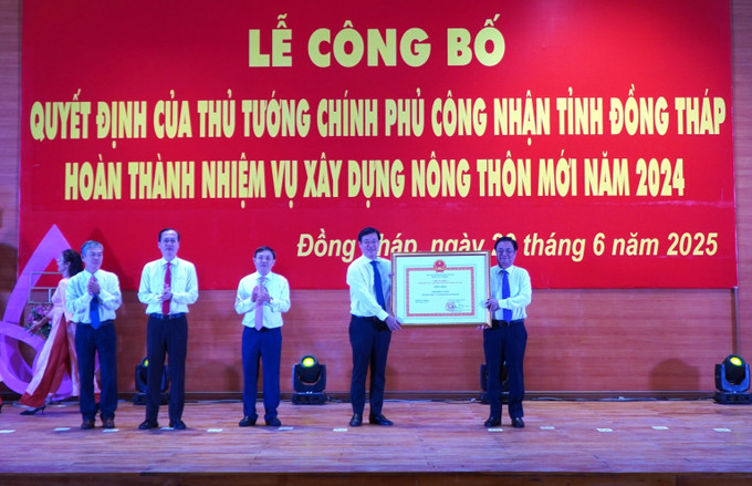 Lãnh đạo tỉnh Đồng Tháp đón nhận Bằng công nhận Đồng Tháp hoàn thành nhiệm vụ xây dựng nông thôn mới năm 2024. dong-thap-2906.jpg