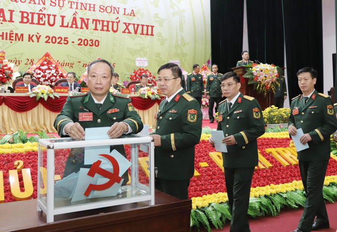 Các đại biểu bỏ phiếu bầu Ban Chấp hành Đảng bộ Quân sự tỉnh Sơn La khóa XVIII. Các đại biểu bỏ phiếu bầu Ban Chấp hành Đảng bộ Quân sự tỉnh Sơn La khóa XVIII.