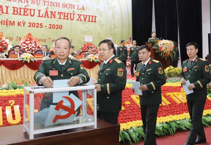 Các đại biểu bỏ phiếu bầu Ban Chấp hành Đảng bộ Quân sự tỉnh Sơn La khóa XVIII.