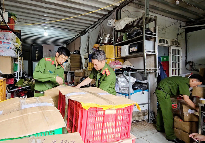 Phòng Cảnh sát kinh tế, Công an tỉnh Lâm Đồng kiểm tra một kho đông lạnh lưu trữ thực phẩm không rõ nguồn gốc tại thành phố Đà Lạt. Ảnh: TTXVN phát lam-dong2-050625.jpg
