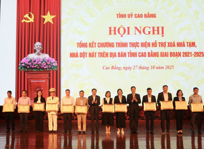 Lãnh đạo Tỉnh uỷ Cao Bằng tặng Bằng khen cho các cá nhân có thành tích xuất sắc. cao-bang-2710.jpg