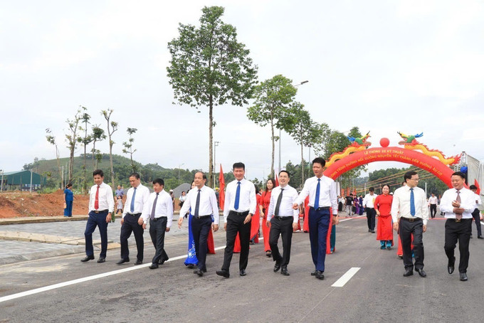 Lãnh đạo tỉnh Yên Bái cùng nhân dân trên tuyến đường mới khánh thành. yb3-296.jpg