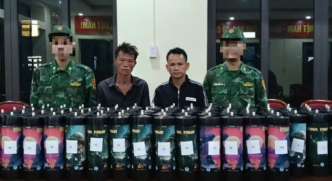 2 đối tượng Đàm Văn Đường và Lục Văn Báo cùng tang vật bị bắt giữ tại Đồn Biên phòng cửa khẩu Quốc tế Trà Lĩnh. Ảnh: TTXVN phát cao-bang2-050625.jpg