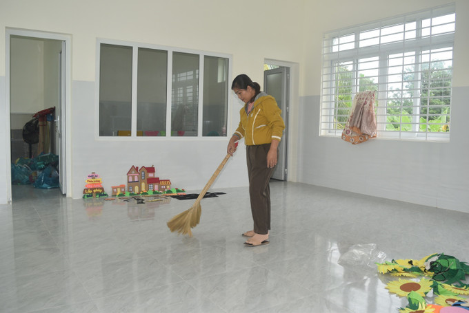 Các trường thực hiện vệ sinh lớp học, bàn ghế, đồ chơi, đảm bảo môi trường học tập sạch sẽ. dak-lak-0309.jpg