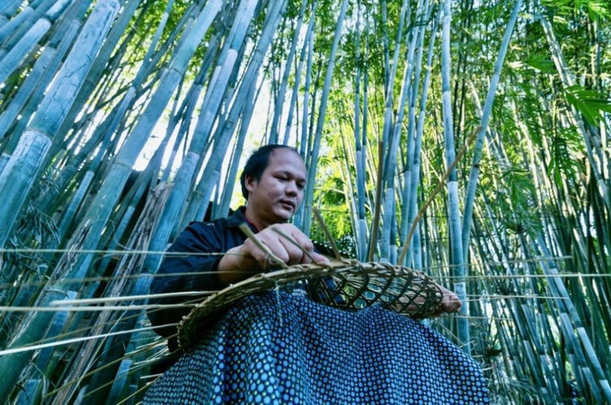 Người dân ở xóm Hoàng Diệu, xã Tự Do (Quảng Hoà, Cao Bằng) đan nón lá (ảnh tư liệu). cao-bang-110625.jpg
