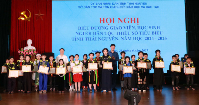 Biểu dương các giáo viên, học sinh là người dân tộc thiểu số có thành tích tiêu biểu trong dạy và học. thai-nguyen-2306.jpg