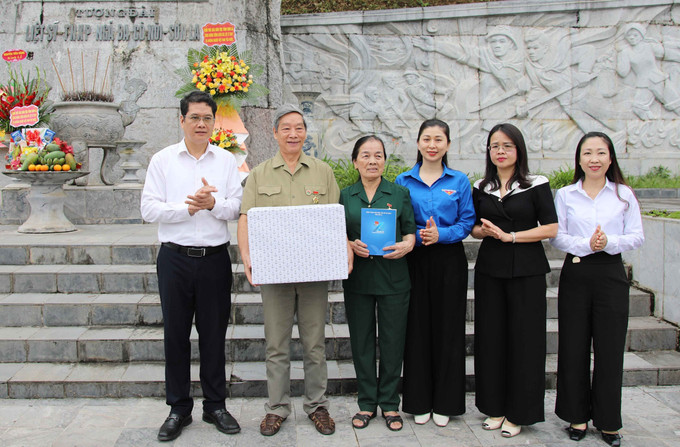 Ban Tổ chức tặng quà Hội cựu Thanh niên xung phong tỉnh Sơn La tại chương trình. son-la-1507.jpg