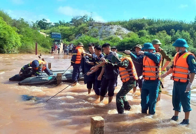 Lực lượng chức năng tỉnh Lạng Sơn tìm thấy thi thể người gặp nạn. Ảnh: TTXVN phát lang-son2-2507.jpg