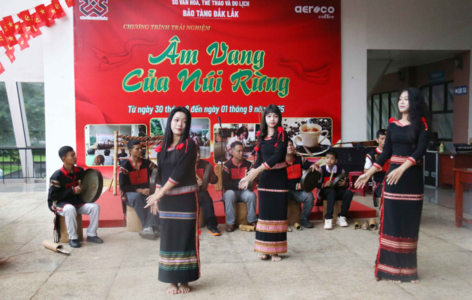Chương trình trải nghiệm phục vụ khách tham quan với chủ đề “Âm vang của núi rừng” tại Bảo tàng Đắk Lắk trong dịp nghỉ Lễ Quốc khánh. dak-lak03.jpg