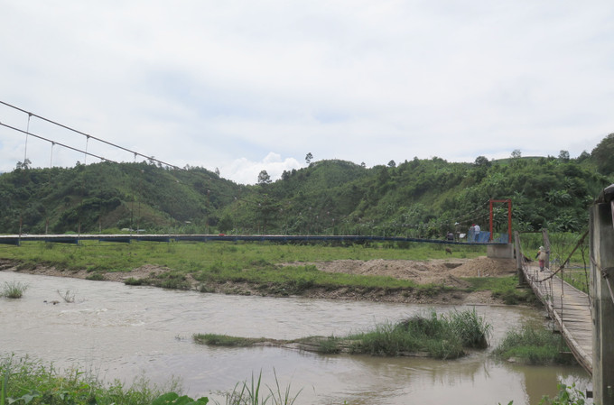Cầu treo bắc qua suối Đăk Mĩ đang được xây dựng cạnh cây cầu cũ đã hư hỏng, dự kiến khánh thành cuối tháng 9/2025, giúp người dân thôn Pêng Sal Pêng, xã Đăk Pek đi lại thuận tiện, an toàn. cau2-1709.jpg