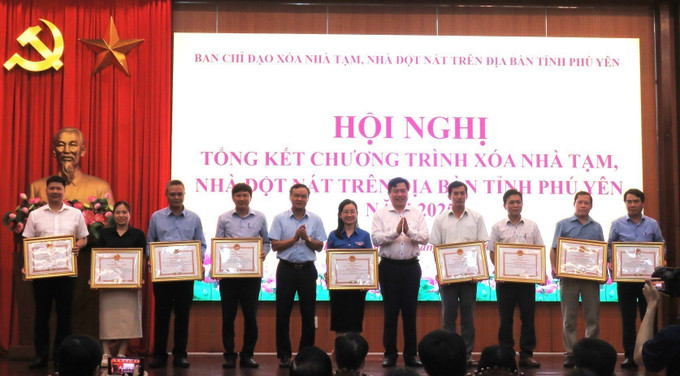 Khen thưởng cho tập thể và cá nhân có thành tích xuất sắc trong phong trào thi đua “Chung tay xóa nhà tạm, nhà dột nát năm 2025. Ảnh: Tường Quân/TTXVN phu-yen2-2605.jpg