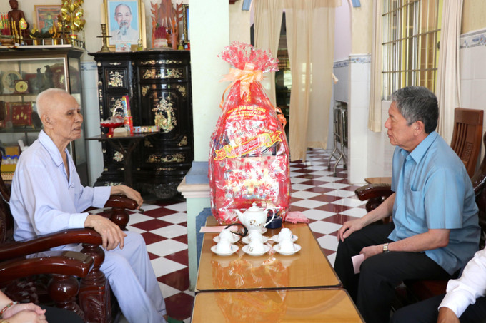 Bí thư Tỉnh ủy Vĩnh Long Ngô Chí Cường thăm gia đình ông Lâm Phú, nguyên Ủy viên Ban Chấp hành Trung ương Đảng, nguyên Phó Chủ nhiệm Ủy ban Dân tộc và Miền núi của Quốc hội. vinh-long2-1709.jpg