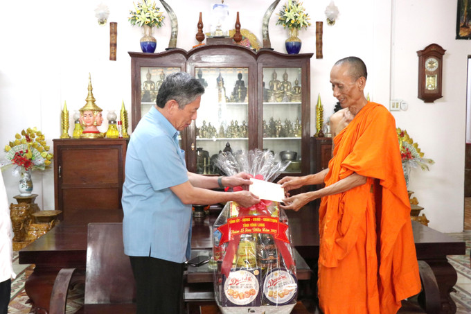 Bí thư Tỉnh ủy Vĩnh Long Ngô Chí Cường thăm, tặng quà tại chùa Kompong (phường Trà Vinh). vinh-long4-1709.jpg