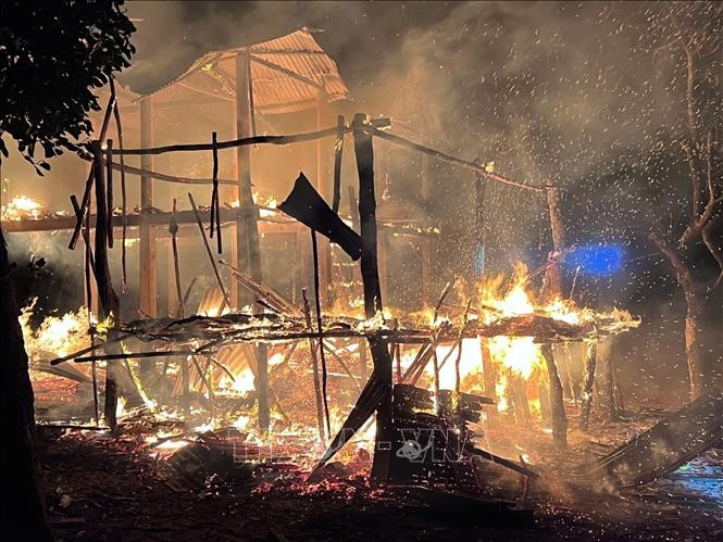 Do gió Tây Nam mạnh, ngọn lửa đã thiêu rụi toàn bộ nhà sàn và nhà bếp của gia đình anh Roi. Ảnh: TTXVN phát quang-tri1-230725.jpg