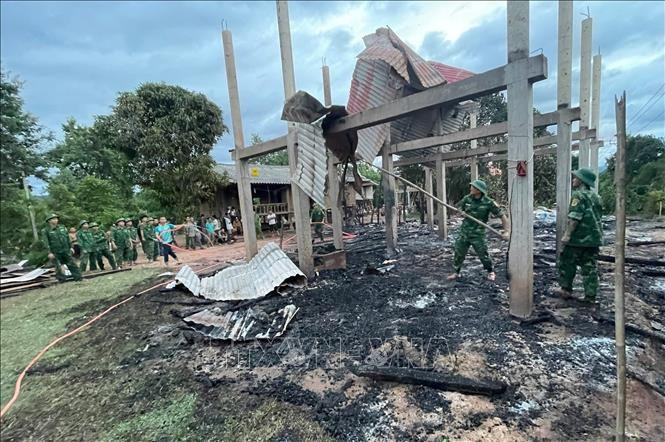 Do gió Tây Nam mạnh, ngọn lửa đã thiêu rụi toàn bộ nhà sàn và nhà bếp của gia đình anh Roi. Ảnh: TTXVN phát quang-tri2-230725.jpg