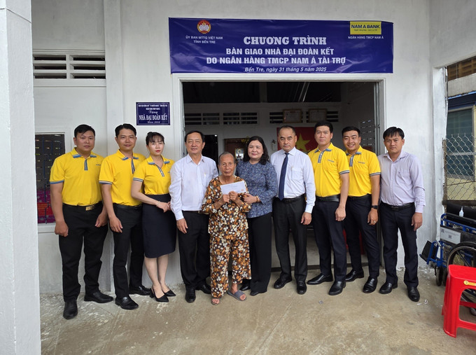 Bàn giao nhà cho hộ Lê Thị Tự, ấp Hội An, xã Đa Phước Hội, huyện Mỏ Cày Nam. Ảnh: Huỳnh Phúc Hậu/TTXVN ben-tre3.jpg