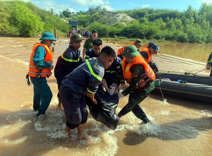 Lực lượng chức năng tỉnh Lạng Sơn tìm thấy thi thể người gặp nạn. Ảnh: TTXVN phát lang-son-2507.jpg