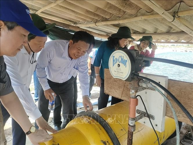 Đại biểu tham quan mô hình nuôi tôm sử dụng khí clo trong xử lý nước. Đại biểu tham quan mô hình nuôi tôm sử dụng khí clo trong xử lý nước.