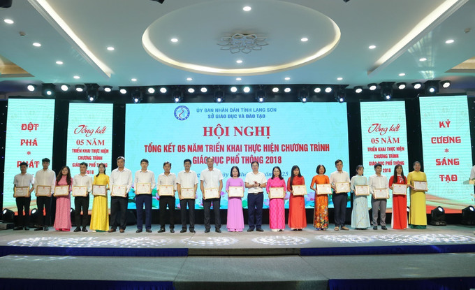 Trao Giấy khen của Giám đốc Sở Giáo dục và Đào tạo tỉnh Lạng Sơn cho các cá nhân có thành tích tiêu biểu trong triển khai, thực hiện Chương trình Giáo dục phổ thông 2018. lang-son2-190925.jpg
