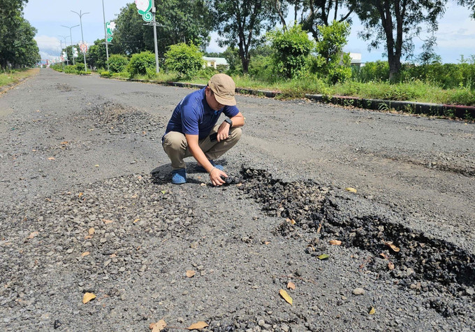 Mặt đường Quang Trung, xã Ia Pa (Gia Lai) hư hỏng nghiêm trọng ngay sau khi nghiệm thu, quyết toán. Ảnh: Hoài Nam/TTXVN gia-lai1-0110.jpg