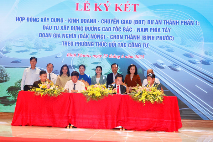 Đại diện lãnh đạo tỉnh và liên doanh nhà đầu tư thực hiện nghi thức ký kết hợp đồng đầu tư Dự án thành phần 1 cao tốc Bắc – Nam phía Tây đoạn Gia Nghĩa – Chơn Thành theo phương thức PPP. ky-ket3-2906.jpg