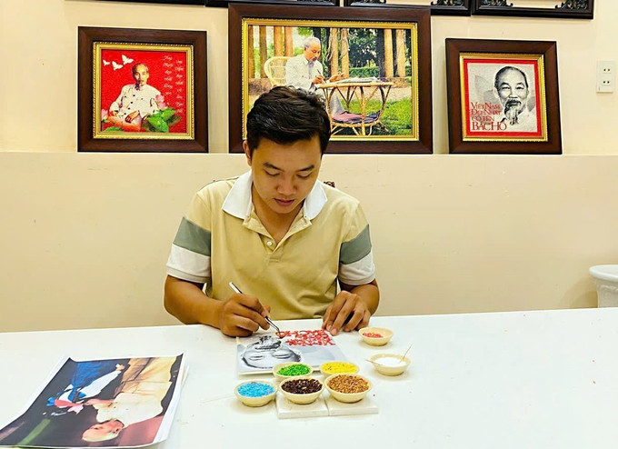 Anh Khưu Tấn Bửu (sinh năm 1995), chủ mô hình khởi nghiệp tranh gạo Tấn Bửu hoàn thiện tác phẩm tranh gạo về Chủ tịch Hồ Chí Minh. Ảnh: TTXVN phát can-tho3-230625.jpg