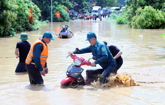 Hỗ trợ người dân ra khỏi vùng ngập lụt tại xã Mường Hung. anh10-0108.jpg