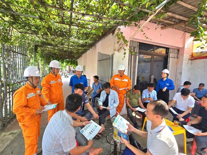 Cán bộ, Công nhân Điện lực Cao Bằng phát tờ rơi, tuyên truyền vận động người dân phối hợp, hỗ trợ bảo vệ hệ thống điện lưới. Ảnh: TTXVN phát Cán bộ, Công nhân Điện lực Cao Bằng phát tờ rơi, tuyên truyền vận động người dân phối hợp, hỗ trợ bảo vệ hệ thống điện lưới. Ảnh: TTXVN phát
