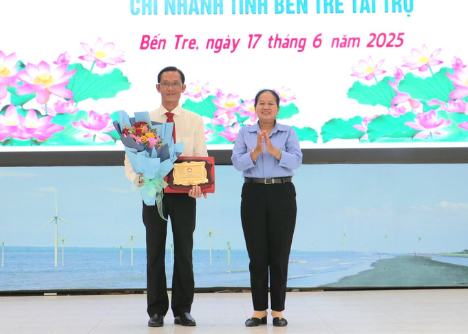 Ủy ban MTTQ tỉnh Bến Tre trao bảng tri ân Ngân hàng NN&PTNT Việt Nam Chi nhánh tỉnh Bến Tre vì những đóng góp cho chương trình. Ảnh: Chương Đài/TTXVN ben-tre2-1706.jpg