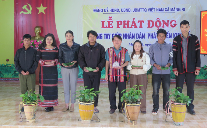 Các cán bộ, doanh nghiệp và người dân hỗ trợ hạt giống sâm Ngọc Linh cho bà con nhân dân xã Măng Ri. quang-ngai2-1008.jpg