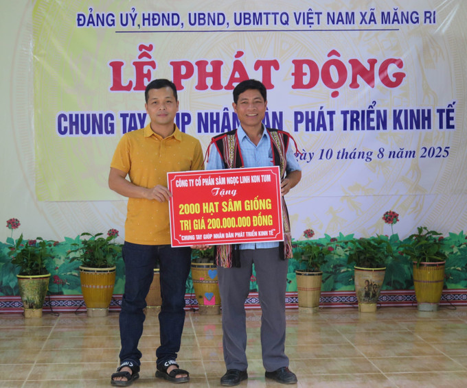 Các doanh nghiệp hỗ trợ hạt giống sâm Ngọc Linh cho người dân xã Măng Ri. quang-ngai-1008.jpg