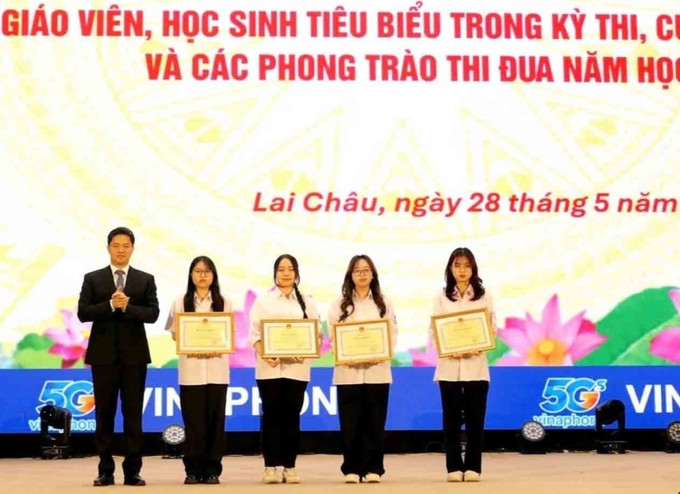 4 học sinh được nhận Bằng khen của Bộ Giáo dục và Đào tạo. Ảnh: TTXVN phát lai-chau3.jpg