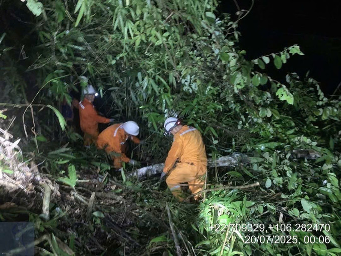Với tính chất đặc thù miền núi, cán bộ, công nhân viên Điện lực Cao Bằng thường phải đi khắc phục sự cố điện giữa rừng, bất kể ngày hay đêm. Ảnh: TTXVN phát Với tính chất đặc thù miền núi, cán bộ, công nhân viên Điện lực Cao Bằng thường phải đi khắc phục sự cố điện giữa rừng, bất kể ngày hay đêm. Ảnh: TTXVN phát