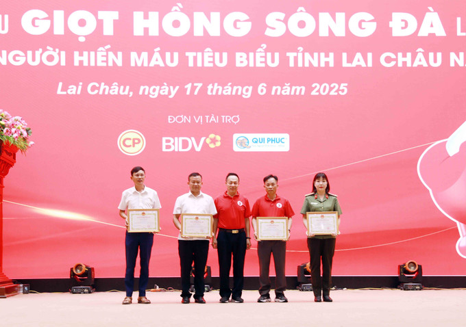 Tặng Bằng khen của Chủ tịch UBND tỉnh Lai Châu cho 4 tập thể có thành tích xuất sắc trong tuyên truyền, vận động và hiến máu tình nguyện năm 2025. Ảnh: Quý Trung/TTXVN lai-chau4-1706.jpg