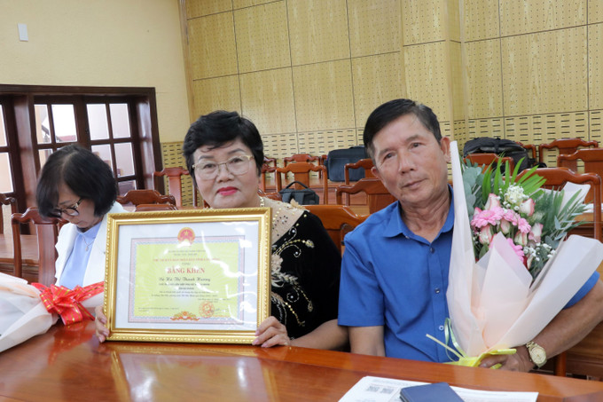 Ông bà Nguyễn Sang- Hà Thị Hương nhận Bằng khen của Chủ tịch UBND tỉnh Lâm Đồng ngày 17/6/2025. Ảnh: Chu Quốc Hùng/TTXVN lam-dong2-1906.jpg