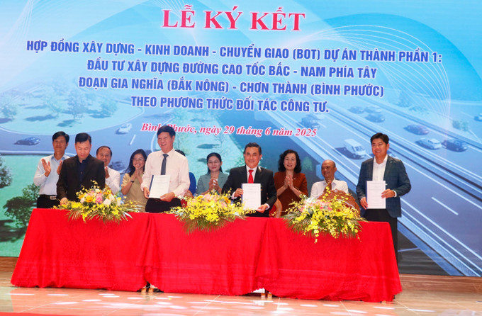 Đại diện lãnh đạo tỉnh và liên doanh nhà đầu tư thực hiện nghi thức ký kết hợp đồng đầu tư Dự án thành phần 1 cao tốc Bắc – Nam phía Tây đoạn Gia Nghĩa – Chơn Thành theo phương thức PPP. ky-ket-2906.jpg
