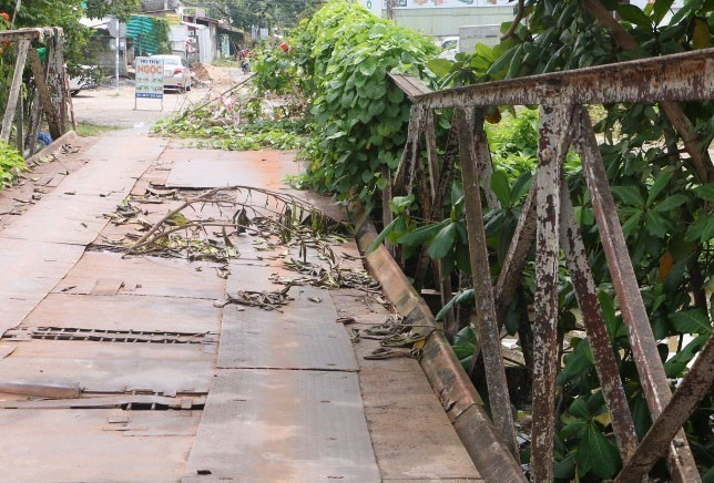 Cầu Bà Lễ ở Khu vực 1 và Khu vực 2, phường Tân An, thành phố Cần Thơ bị sụt lún. Ảnh: Tuấn Phi/TTXVN can-tho-1707.jpg
