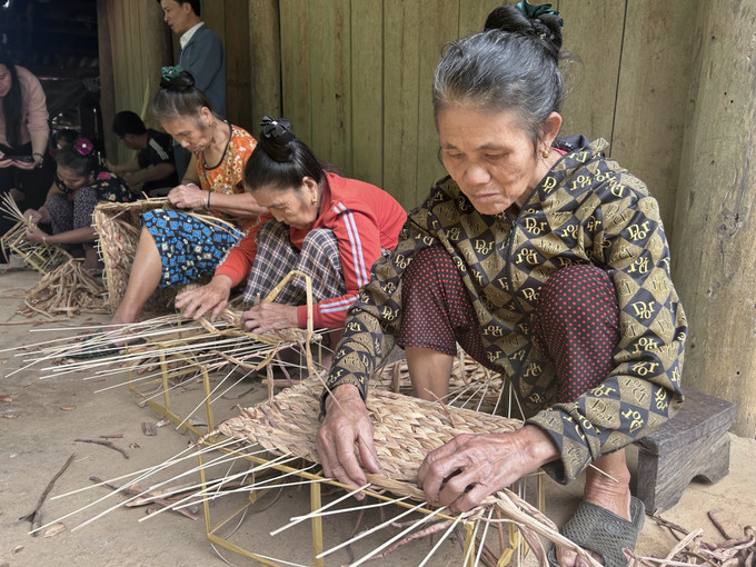 Để tạo lối thoát nghèo và giữ chân lực lượng lao động, xã Yên Na, đã kết nối với doanh nghiệp, đưa nghề đan bèo tây xuất khẩu về địa phương.