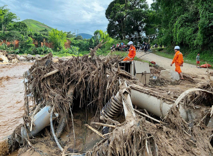 Cán bộ, công nhân viên Công ty Điện lực Sơn La tiếp cận các vị trí hệ thống điện bị ảnh hưởng trên địa bàn khu vực Sông Mã - Sốp Cộp. Ảnh: TTXVN phát. son-la3-0208.jpg