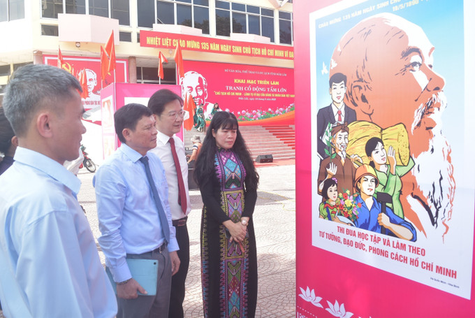 Lãnh đạo tỉnh Đắk Lắk tham quan Triển lãm. Ảnh: Nguyên Dung/TTXVN anhdl2-1605.jpg