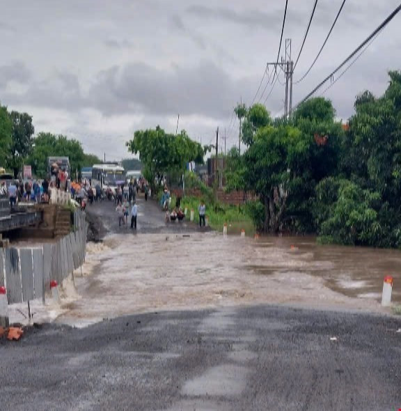 Đường tránh, đoạn qua cầu Plei Lôk (thôn Đoàn Kết, xã Ayun Hạ, huyện Phú Thiện) bị ngập sâu, gây ách tắc giao thông, chia cắt hoàn toàn tuyến Quốc lộ 25. Ảnh: TTXVN phát Đường tránh, đoạn qua cầu Plei Lôk (thôn Đoàn Kết, xã Ayun Hạ, huyện Phú Thiện) bị ngập sâu, gây ách tắc giao thông, chia cắt hoàn toàn tuyến Quốc lộ 25. Ảnh: TTXVN phát